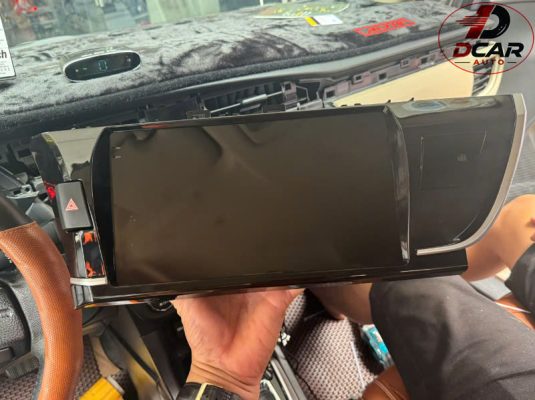 Dịch vụ lắp màn hình ô tô Quận 12 Dcar Auto.