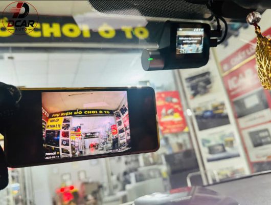 Camera hành trình xe Hyundai Accent tích hợp xem lại dữ liệu trên điện thoại.