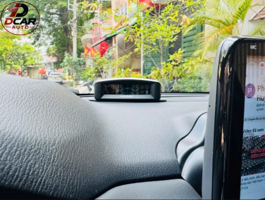Đồng hồ đo áp suất và nhiệt độ lốp xe,cảnh báo áp suất lốp khi lốp xe non hơi hoặc đầy hơn.