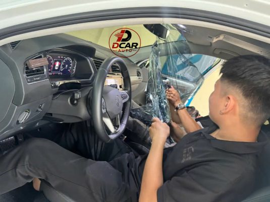 Dán phim cách nhiệt tại nhà dịch vụ thi công tận nơi tại Dcar Auto.