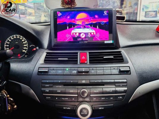 Màn hình Honda Accord 2011 tích hợp bản đồ chỉ đường cảnh báo tốc độ.