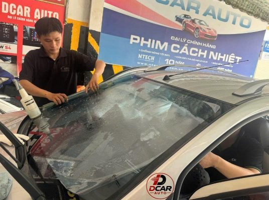 Dịch vụ dán phim cách nhiệt xe ô tô uy tín tại Quận 12 phim cách nhiệt Ceramax Hàn Quốc.
