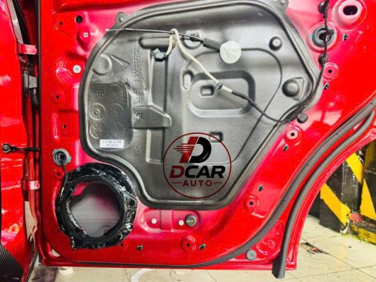 Đóng mặt dưỡng loa Vinfast VF6 trước khi lắp đặt loa.