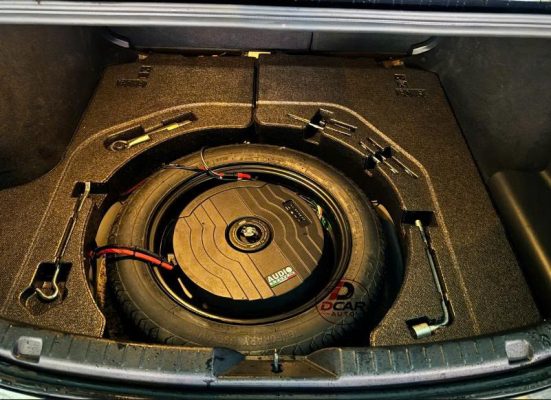 Lắp loa sub điện đặt trong bánh dự phòng xe ô tô.