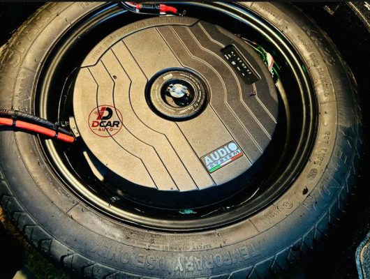Loa sub điện đặt trong bánh dự phòng xe ô tô