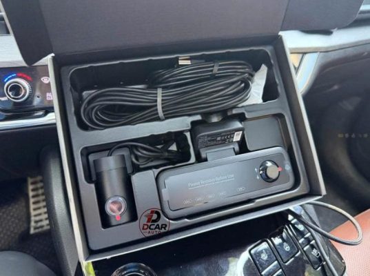 Camera 70mai T400 tích hợp 3 mắt camera ghi hình.