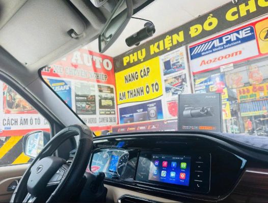 Camera hành trình quay trước ô tô lắp đặt gọn gòn,dây âm bên trong xe cực kỳ thẩm mỹ.