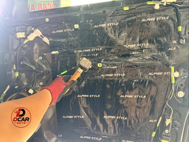 Dán cách âm cửa Toyota Landcuiser tại Dcar Auto