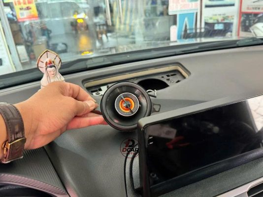 Lắp loa trung tâm ô tô Quận 12 loa JBL cao cấp.